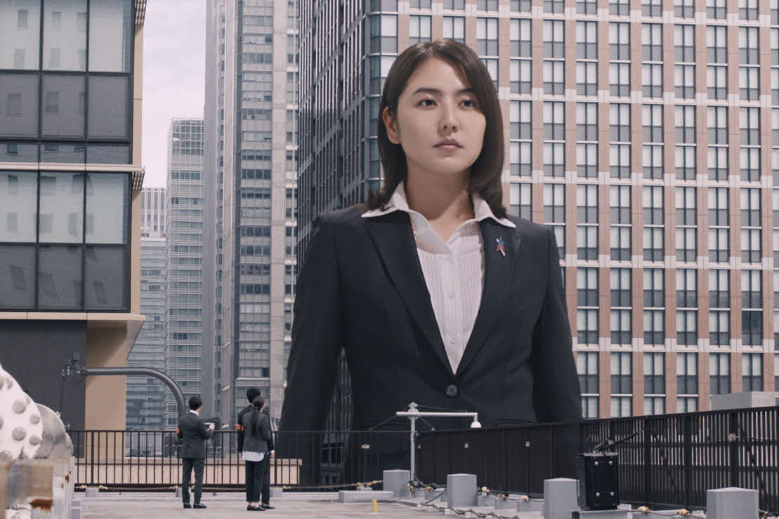 「シン・ウルトラマン」で長澤まさみが演じた浅見弘子が巨大化したシーン(C)2022「シン・ウルトラマン」製作委員会(C)円谷プロ