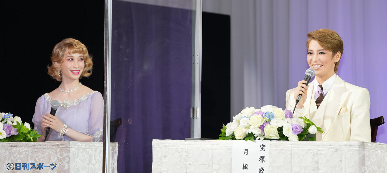 宝塚歌劇月組公演「グレート・ギャツビー」制作発表会に臨んだトップ月城かなと（右）とトップ娘役海乃美月（撮影・鈴木みどり）