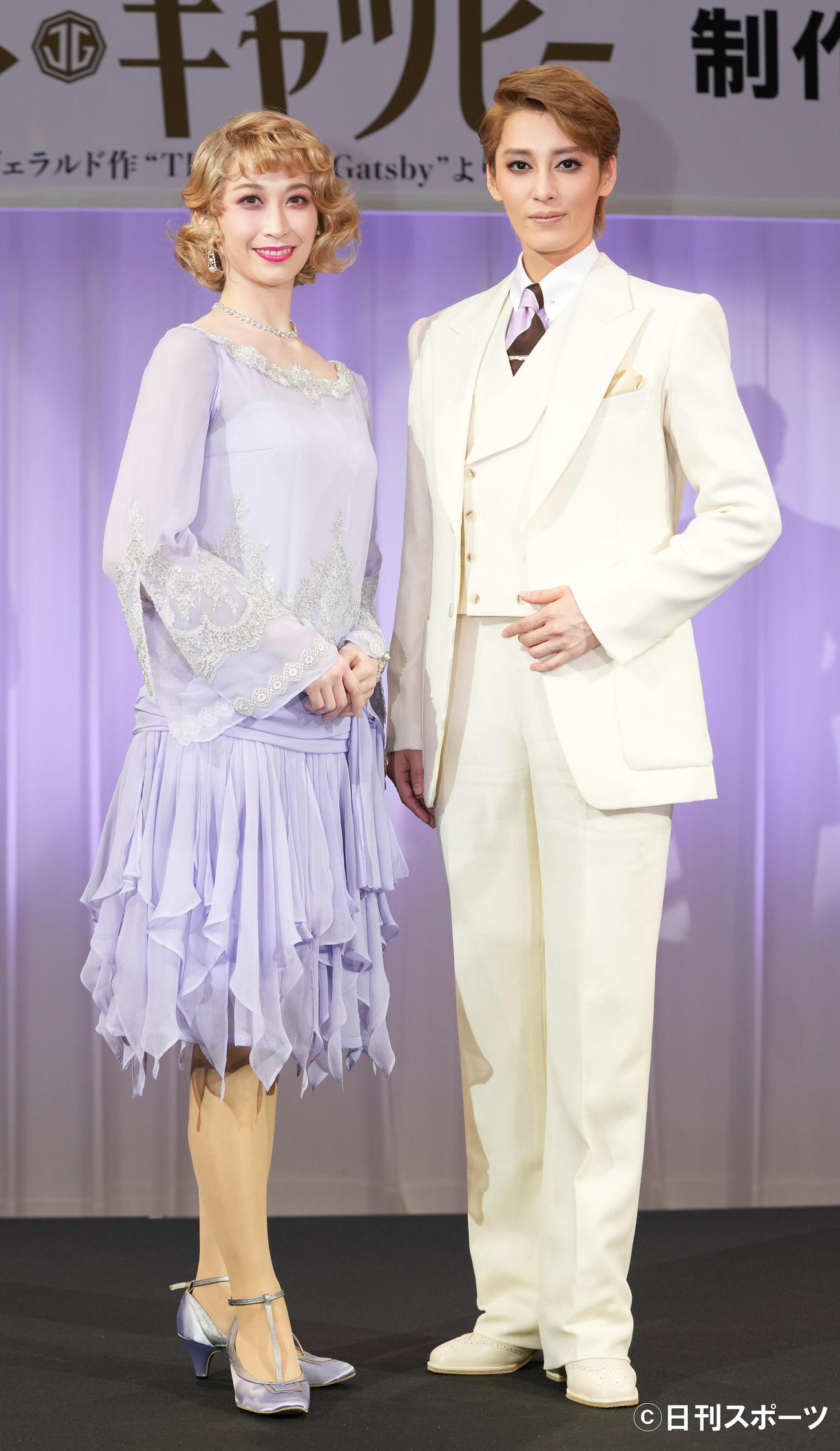 宝塚歌劇月組公演「グレート・ギャツビー」制作発表会のフォトセッションに納まるトップ月城かなと（右）とトップ娘役海乃美月（撮影・鈴木みどり）