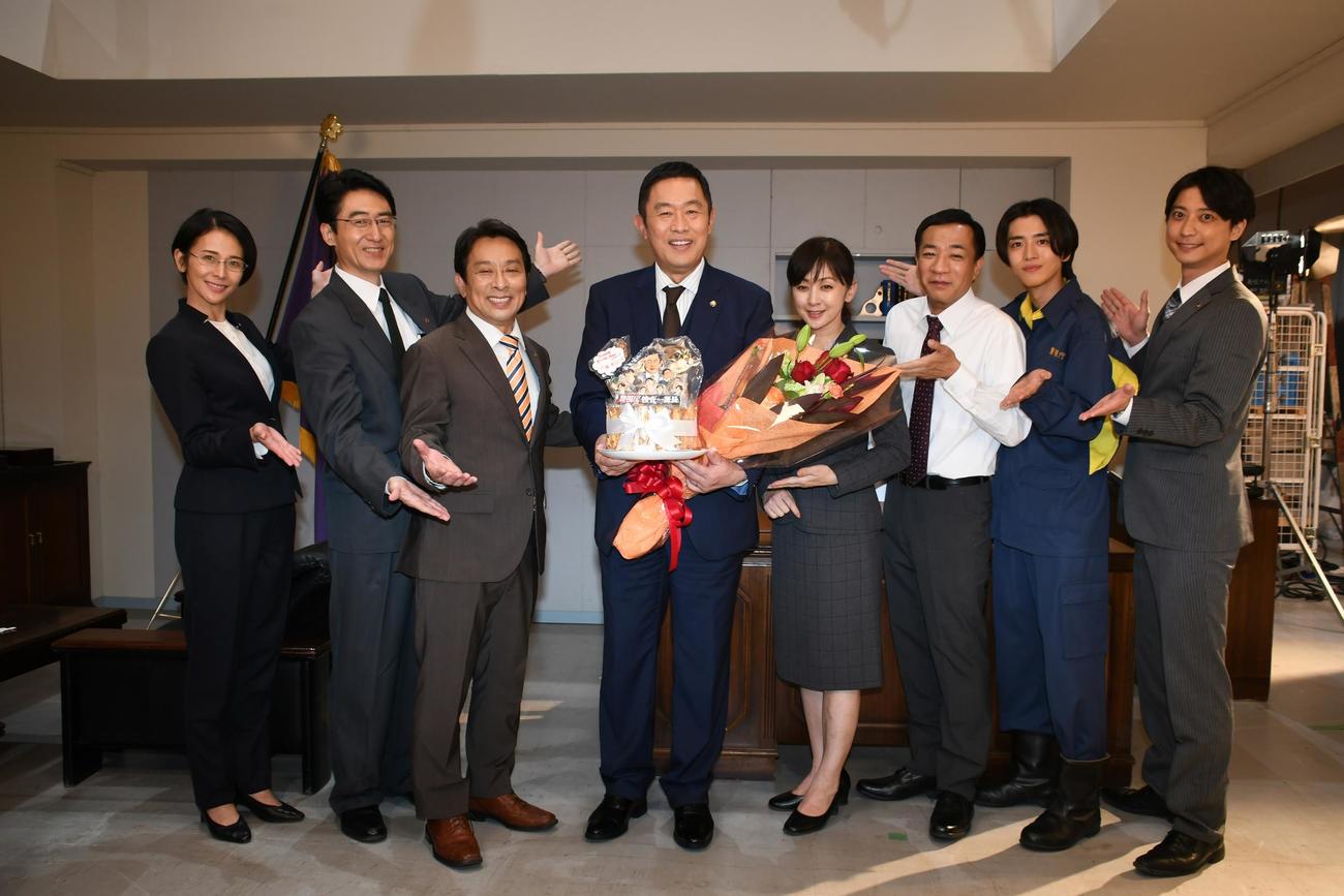 内藤剛志（中央）の誕生日を祝うドラマ「警視庁・捜査一課長　season6」の出演者ら