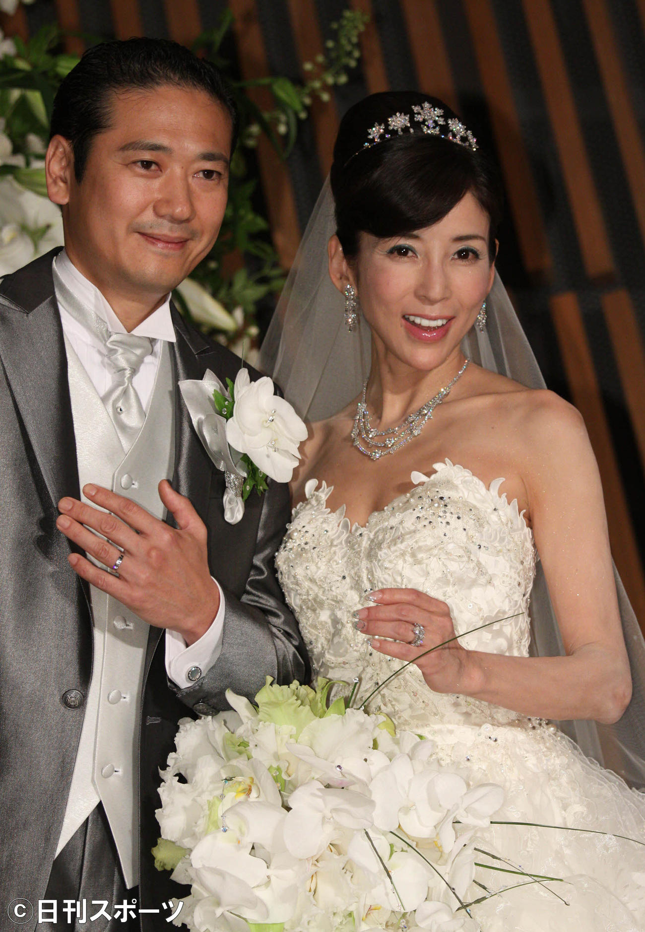 結婚披露宴を前に仲むつまじい2ショットを披露した川島なお美さんと新郎の鎧塚俊彦さん（2009年6月撮影）