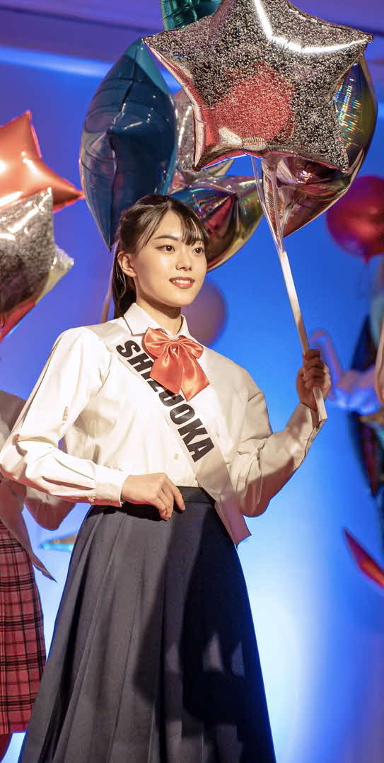 「ベストオブティーン2022」で風船を持って歩く井口さん（家族提供）