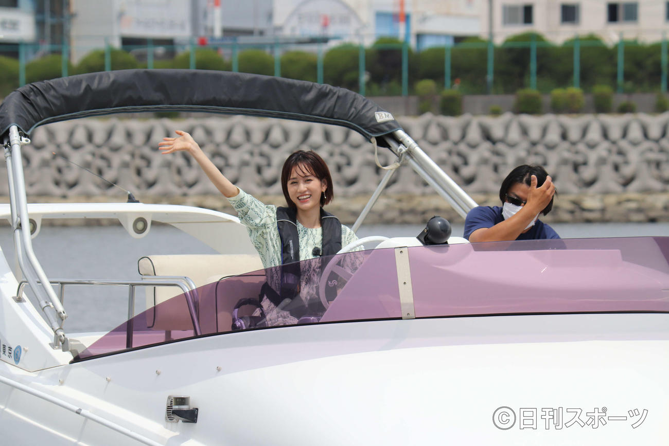 UMI（うみ）協議会主催マリンレジャー体験乗船会で乗船体験をする前田敦子（撮影・加藤理沙）