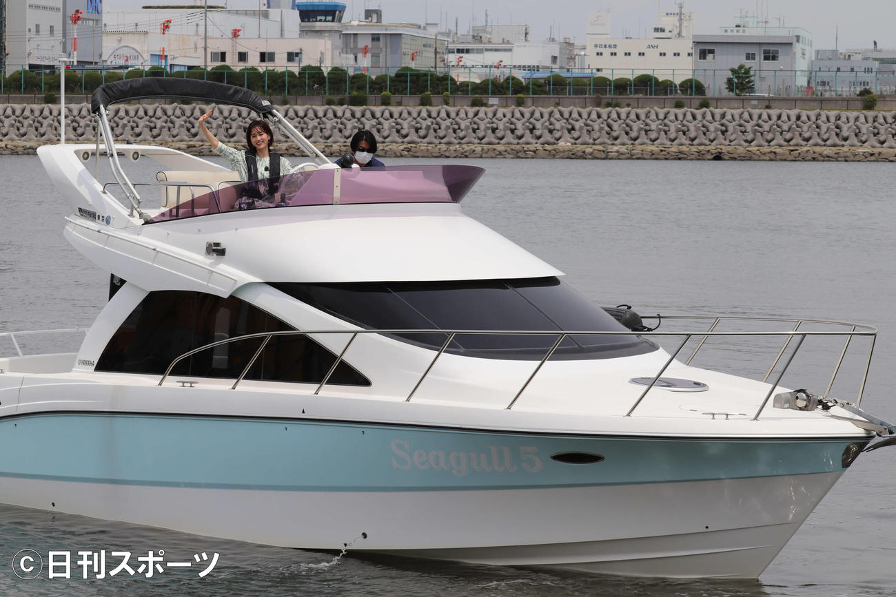 UMI（うみ）協議会主催マリンレジャー体験乗船会で船を運転する前田敦子（撮影・加藤理沙）