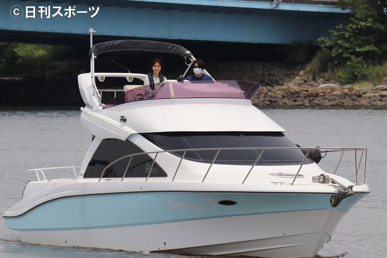 UMI（うみ）協議会主催マリンレジャー体験乗船会で船を運転する前田敦子（撮影・加藤理沙）