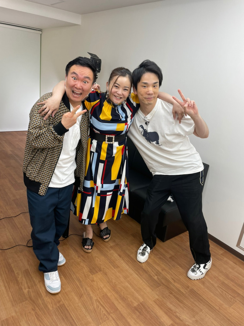 お笑いコンビ・かまいたちの山内健司（左）、濱家隆一（右）と肩を組む華原朋美（華原朋美オフィシャルブログより）