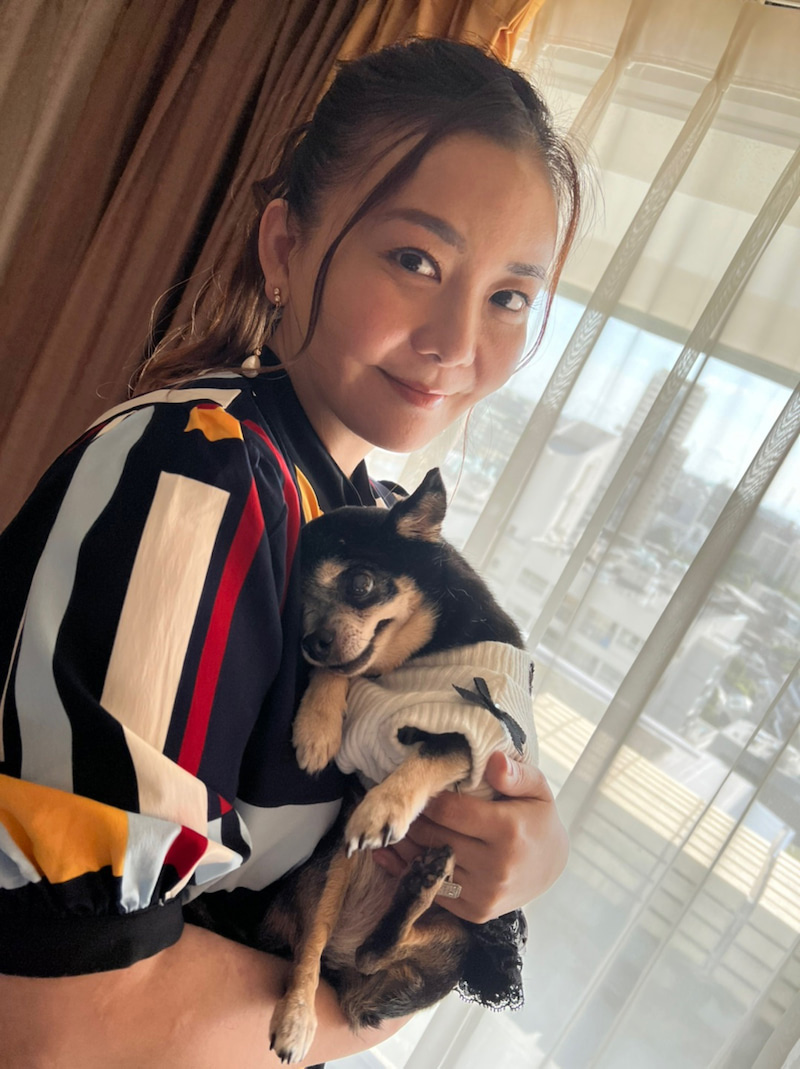 愛犬を愛おしそうに抱く華原朋美（華原朋美オフィシャルブログより）