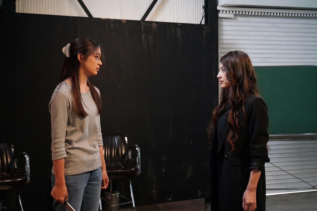 BS松竹東急の連続ドラマ「悪女のすべて」に出演する足立梨花（左）と小沢真珠