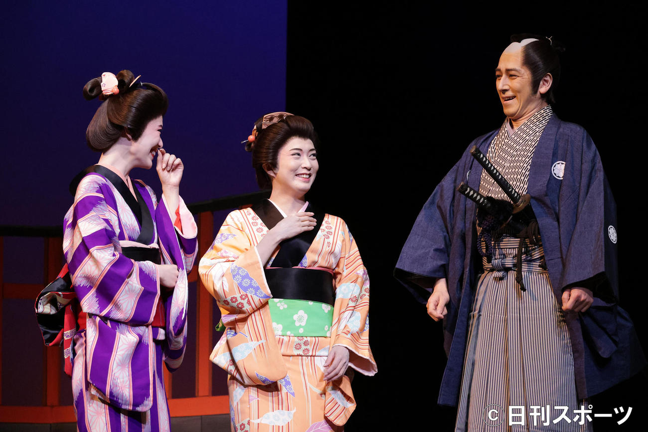 舞台「面影小町伝」を演じる左から彩凪翔、蓮城まこと、和泉元彌（撮影・中島郁夫）
