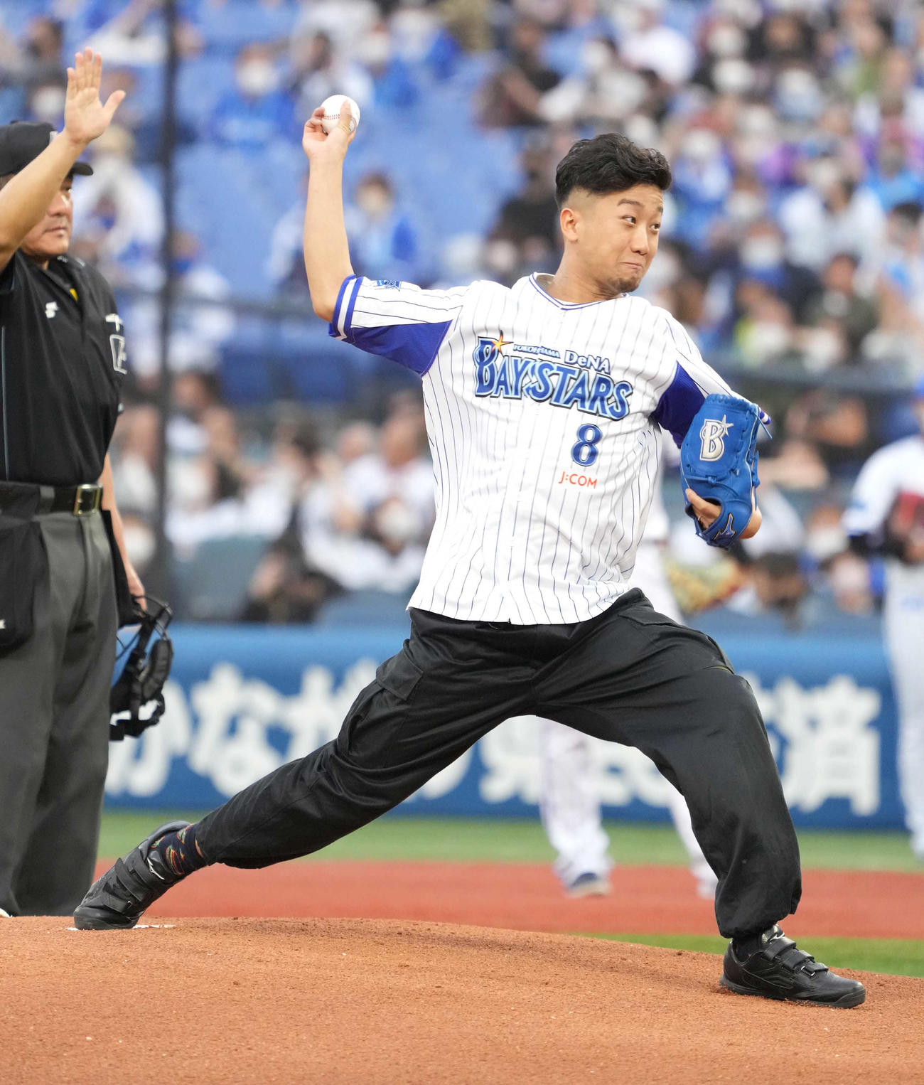 DeNA対ソフトバンク　始球式を行った瑛人（撮影・小沢裕）