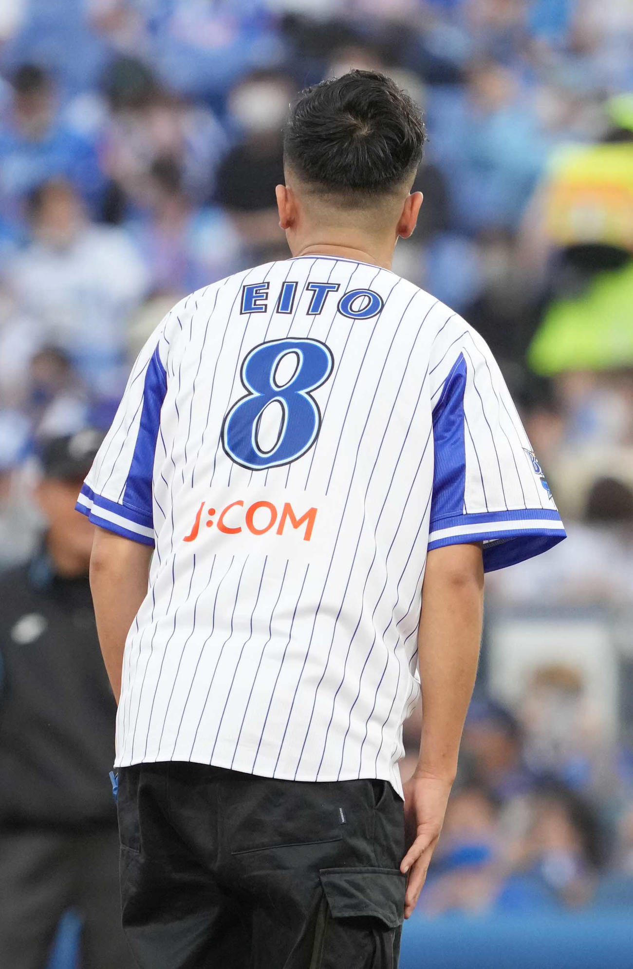 DeNA対ソフトバンク　始球式を行った瑛人の背番号は「8（エイト）」（撮影・小沢裕）