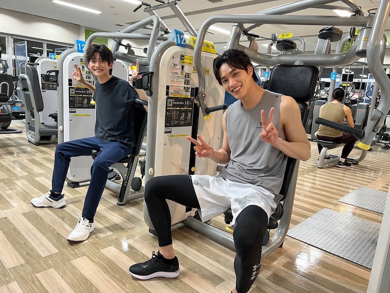 鈴木伸之と高橋文哉“筋トレ男子”オフショット（「悪女（わる）～働くのがカッコ悪いなんて誰が言った？」 オフィシャルブログから）