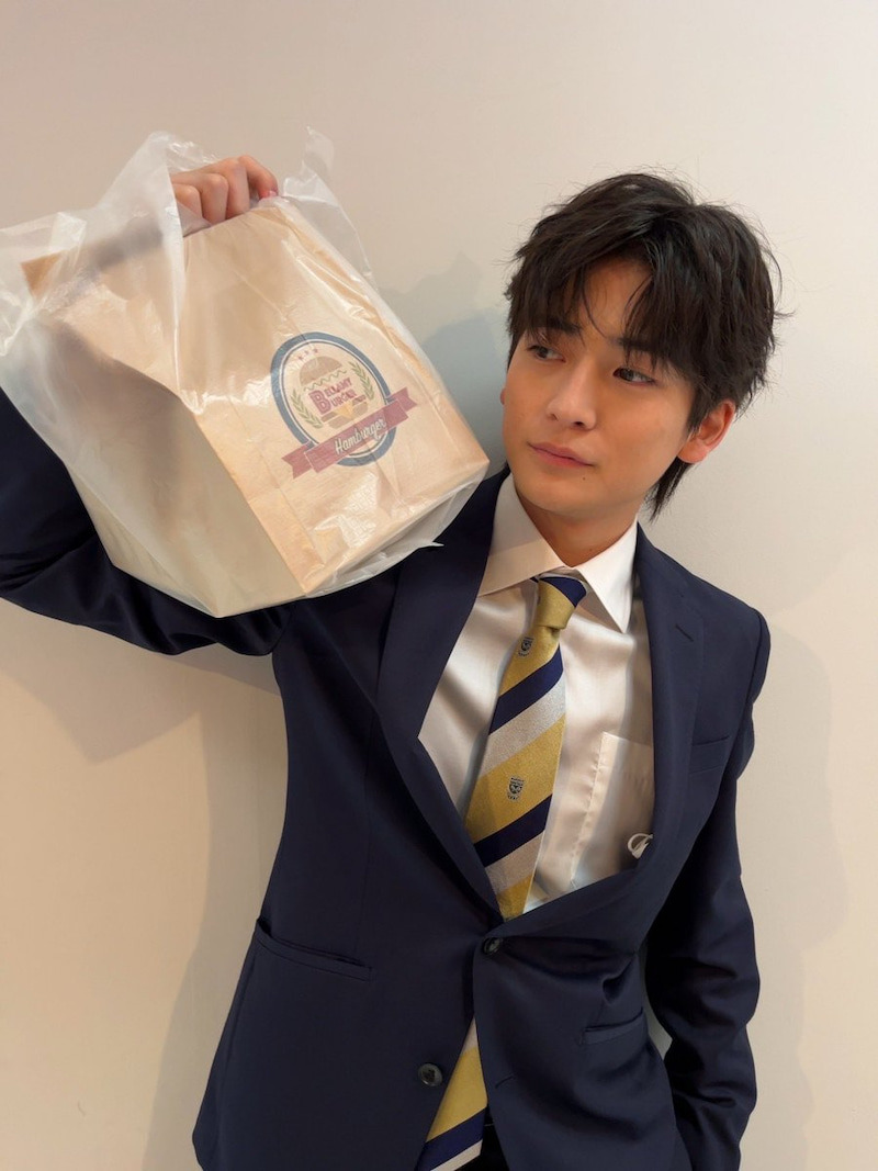 “しょんぼり顔”をする高橋文哉（ドラマ「悪女（わる）～働くのがカッコ悪いなんて誰が言った？～」オフィシャルブログから