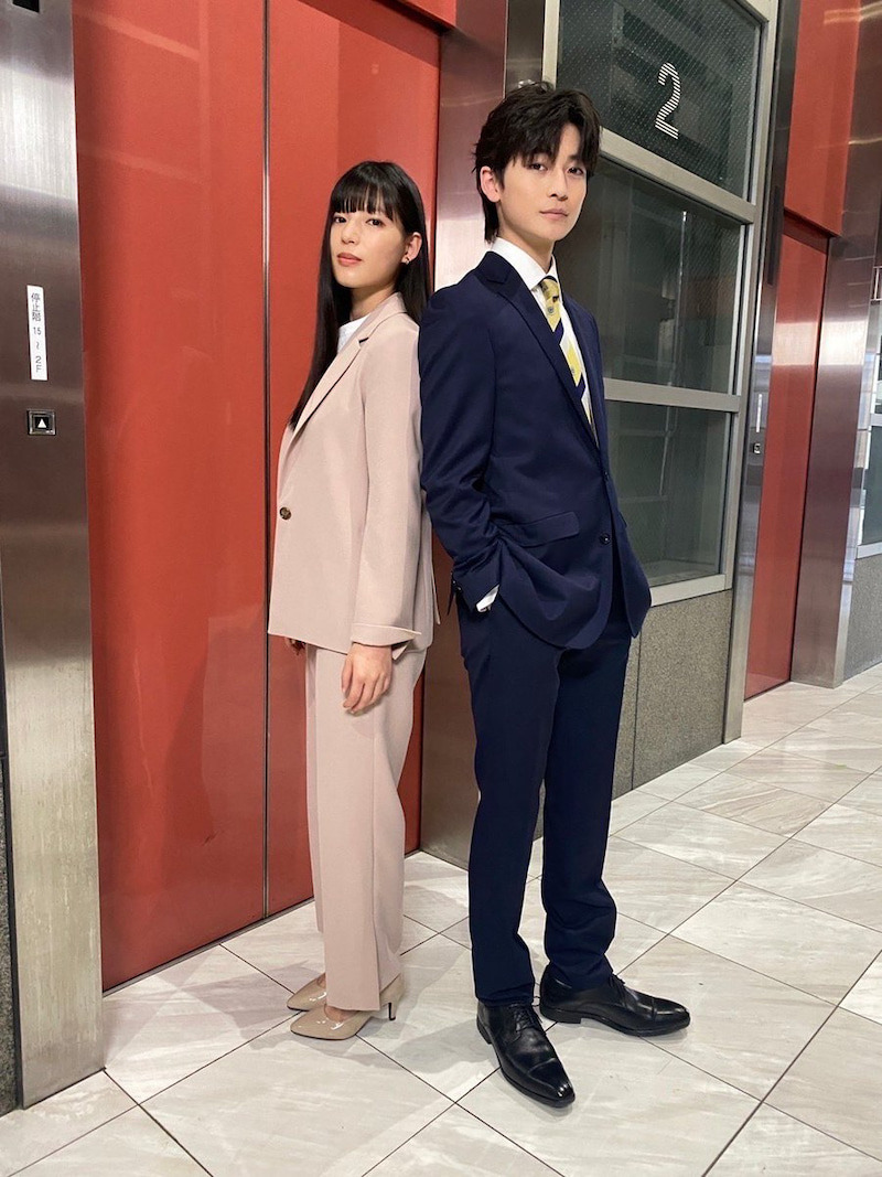 「ファッション誌風」の高橋文哉と石井杏奈（ドラマ「悪女（わる）～働くのがカッコ悪いなんて誰が言った？～」オフィシャルブログから）