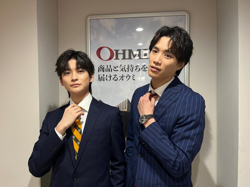 ネクタイに手を添えたキメポーズ！？なスーツ姿の鈴木伸之と高橋文哉の2ショット（ドラマ「悪女（わる）～働くのがカッコ悪いなんて誰が言った？～」オフィシャルブログから）