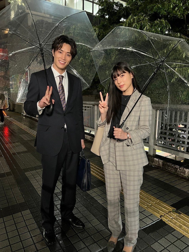 同じ事務所のリアル先輩後輩、鈴木伸之と石井杏奈（ドラマ「悪女（わる）～働くのがカッコ悪いなんて誰が言った？～」オフィシャルブログから）