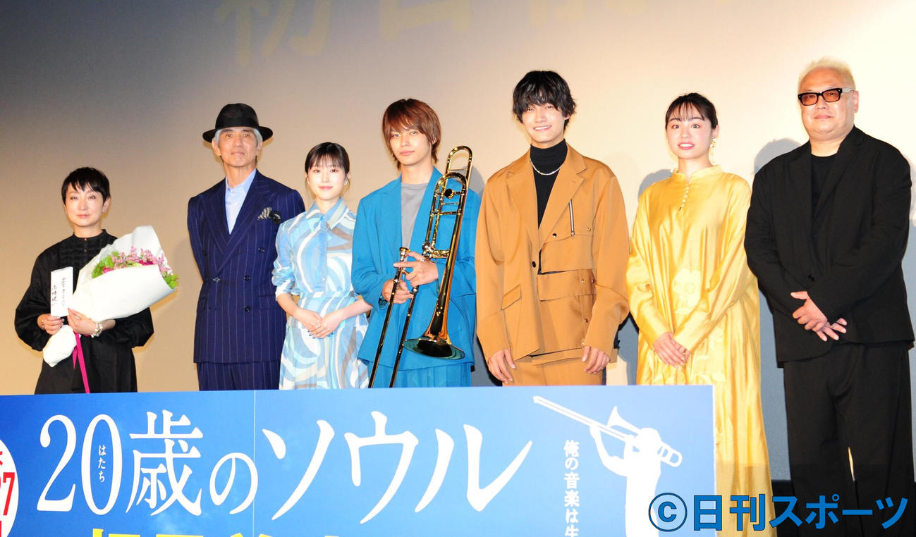 映画「20歳のソウル」の公開前夜祭を行った、左から原作者中井由梨子さん、佐藤浩市、福本莉子、神尾楓珠、佐野晶哉、佐藤美咲、秋山純監督