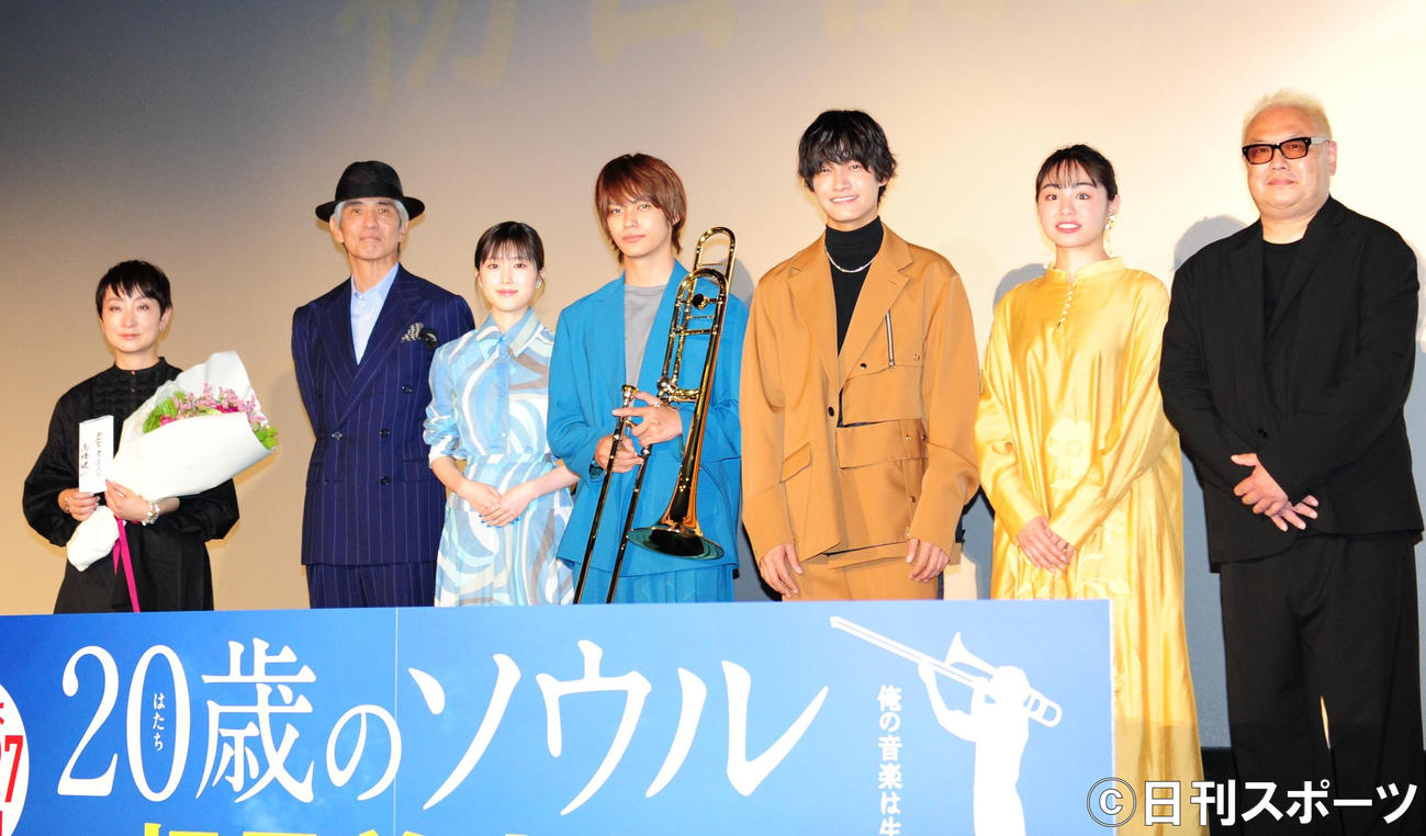 映画「20歳のソウル」の公開前夜祭を行った、左から原作者中井由梨子さん、佐藤浩市、福本莉子、神尾楓珠、佐野晶哉、佐藤美咲、秋山純監督