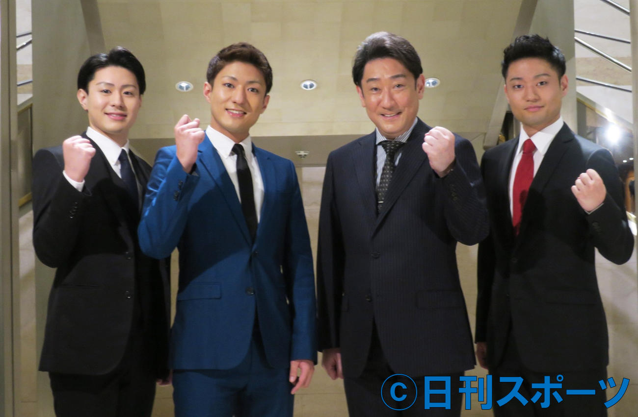 「松竹歌舞伎舞踊公演」取材会で。左から、中村歌之助、中村橋之助、中村芝翫、中村福之助