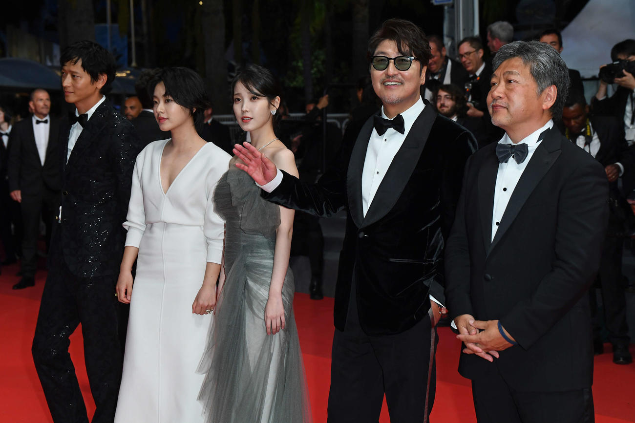 「ベイビー・ブローカー」公式上映前にレッドカーペットに立つ、左からカン・ドンウォン、イ・ジュヨン、イ・ジウン、ソン・ガンホ、是枝裕和監督