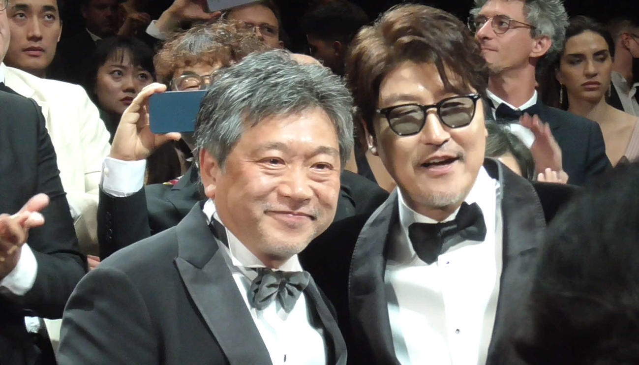 「ベイビー・ブローカー」公式上映後に笑みを浮かべる、是枝裕和監督（左）とソン・ガンホ