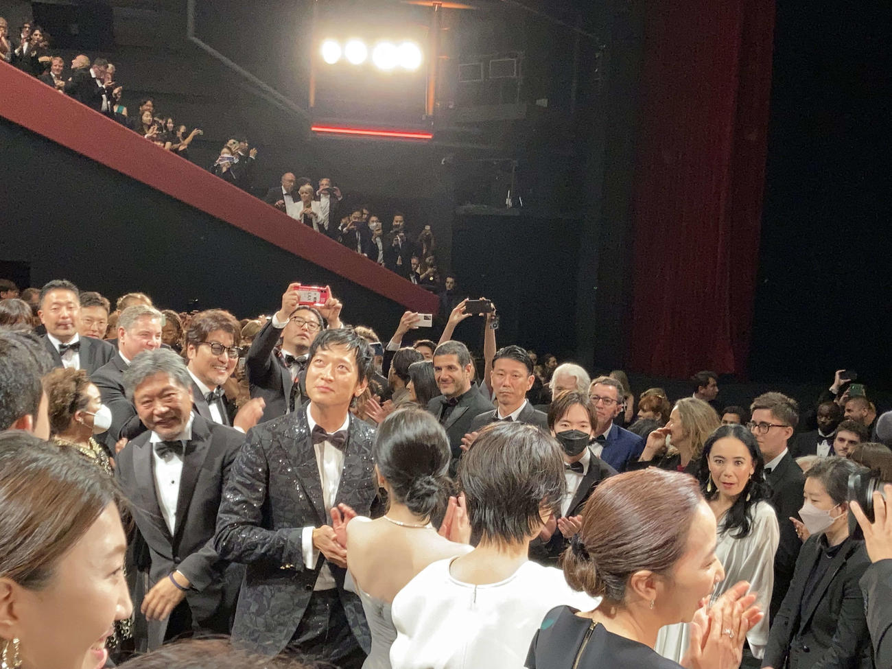「ベイビー・ブローカー」公式上映後、スタンディングオベーションを受ける是枝裕和監督とソン・ガンホ、カン・ドンウォン