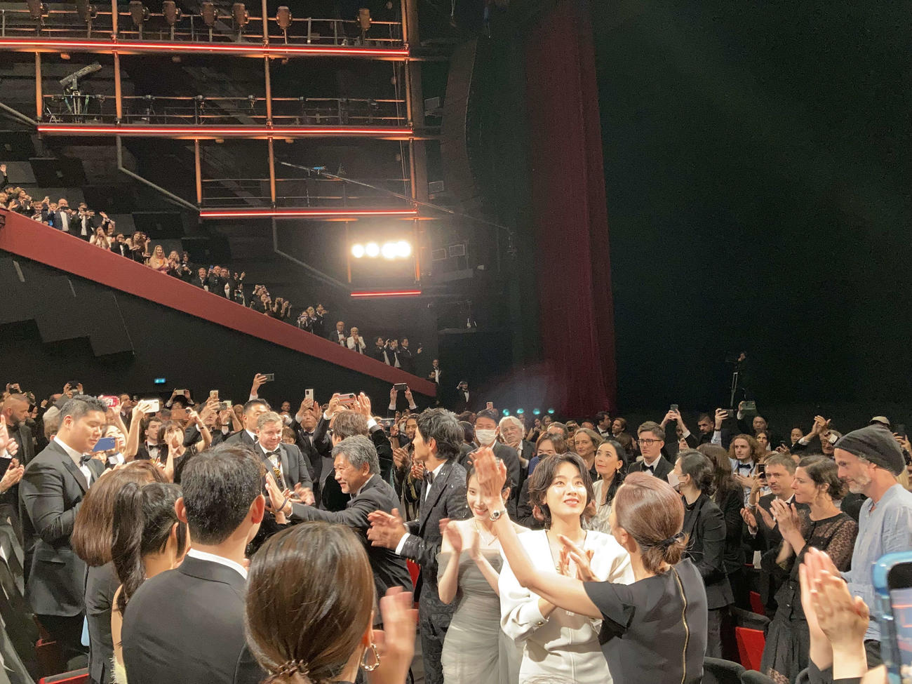 「ベイビー・ブローカー」公式上映後、スタンディングオベーションを受ける、中央左から是枝裕和監督、カン・ドンウォン、、イ・ジウン、イ・ジュヨン