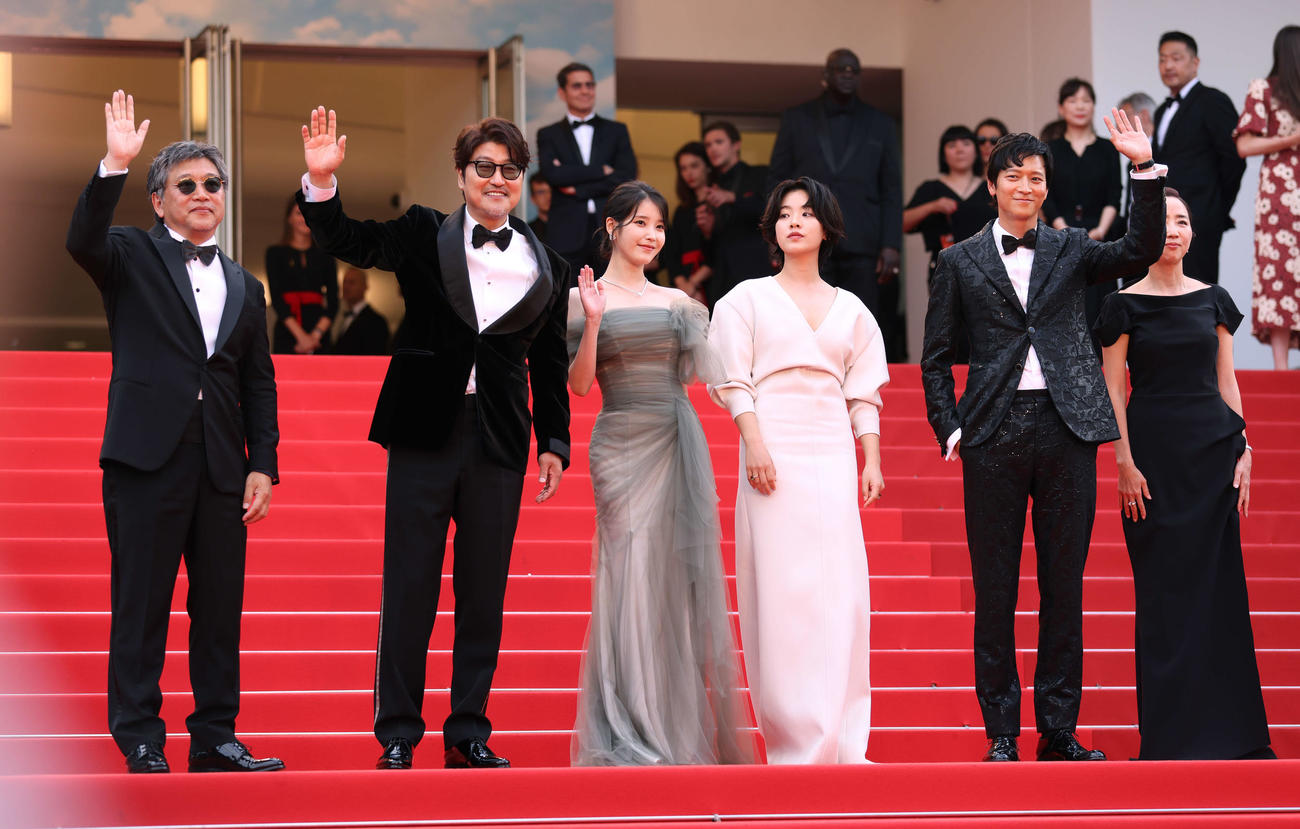 「ベイビー・ブローカー」公式上映前にレッドカーペットに立つ、左から是枝裕和監督、ソン・ガンホ、イ・ジウン、イ・ジュヨン、カン・ドンウォン
