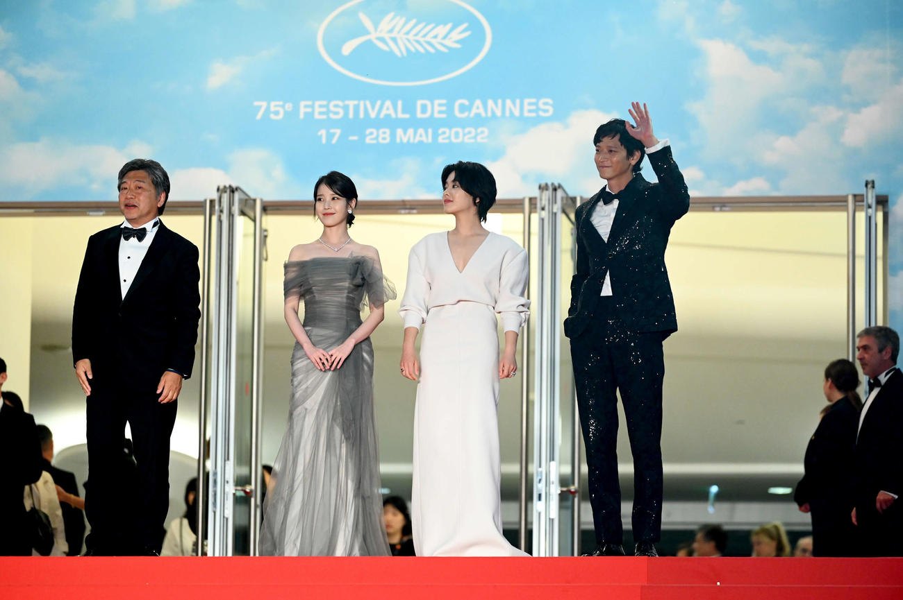 「ベイビー・ブローカー」公式上映後にレッドカーペットに立つ、左から是枝裕和監督、イ・ジウン、イ・ジュヨン、カン・ドンウォン