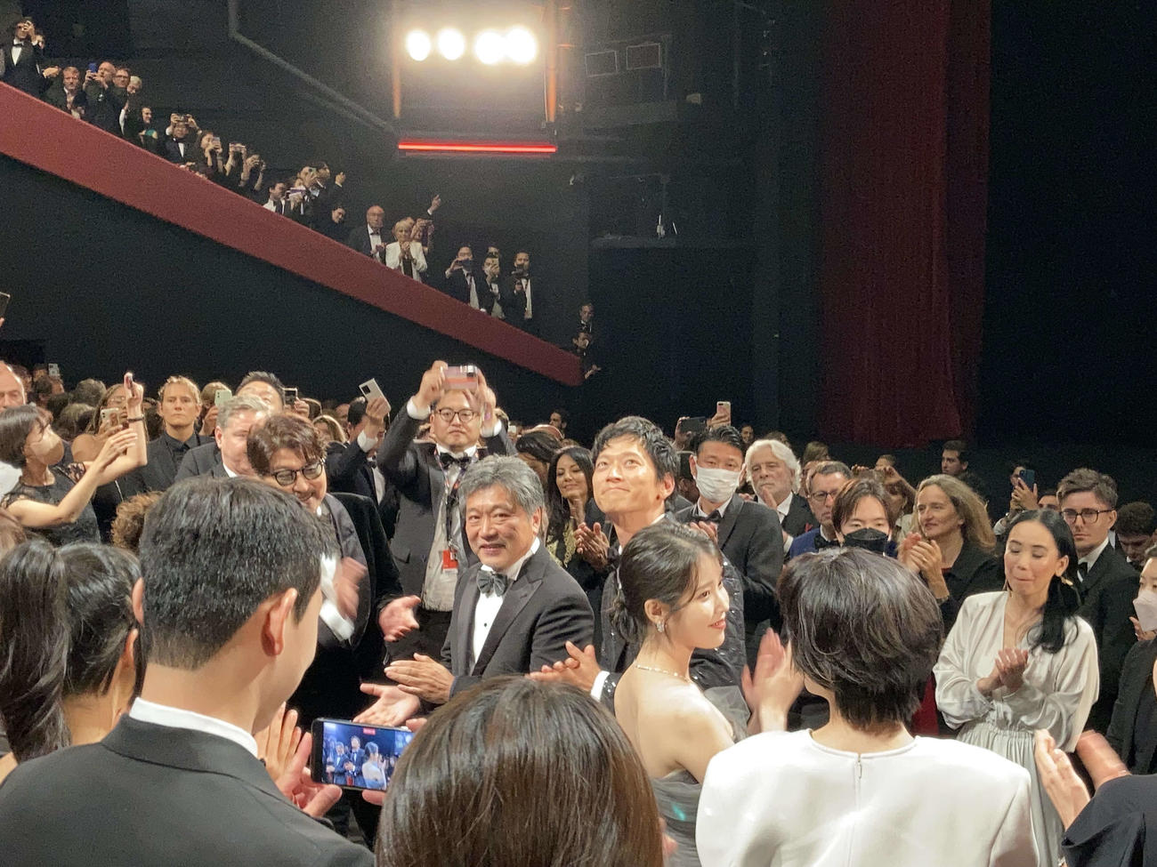 「ベイビー・ブローカー」公式上映後、スタンディングオベーションを受ける、中央左からソン・ガンホ、是枝裕和監督、カン・ドンウォン、イ・ジウン、イ・ジュヨン
