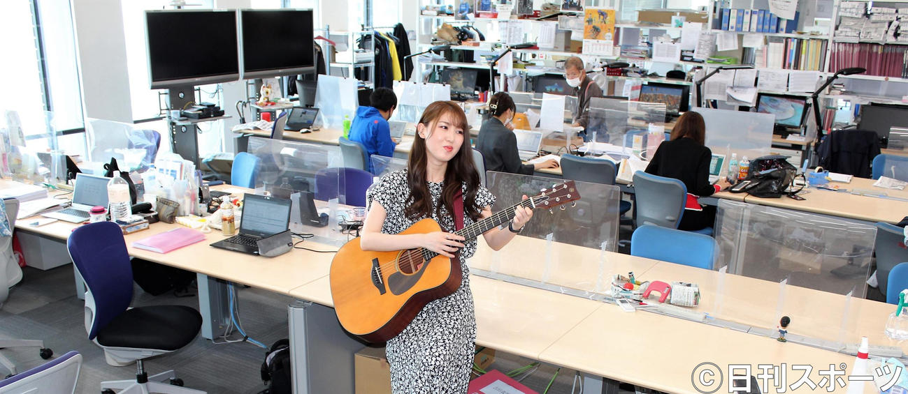 日刊スポーツ新聞社に新曲PRで来社し初めて「オフィス流し」を行ったおかゆ（撮影・鎌田敏晴）