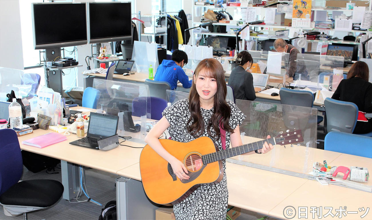 日刊スポーツ新聞社に新曲PRで来社し初めて「オフィス流し」を行ったおかゆ（撮影・鎌田敏晴）