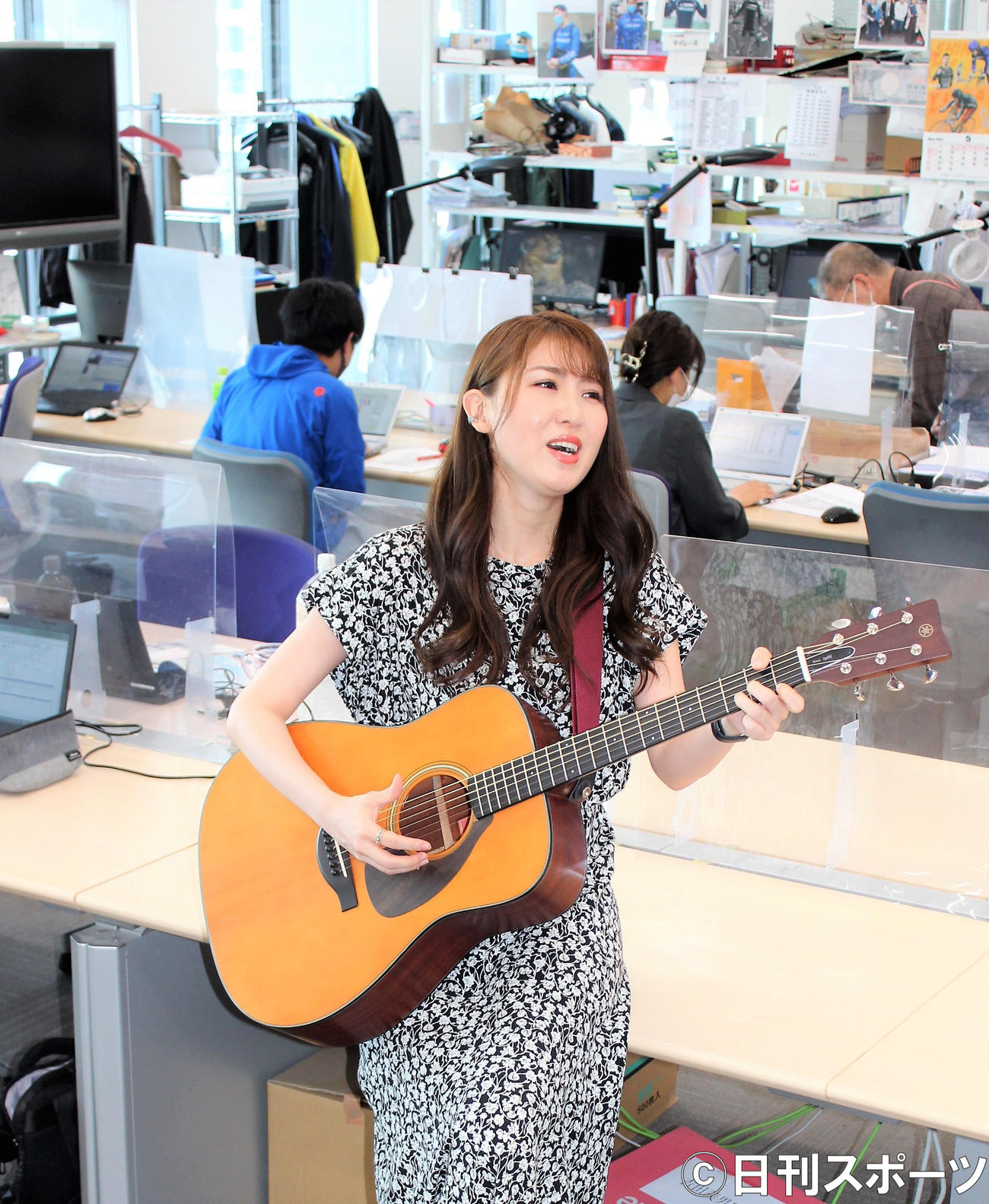 日刊スポーツ新聞社に新曲PRで来社し初めて「オフィス流し」を行ったおかゆ（撮影・鎌田敏晴）