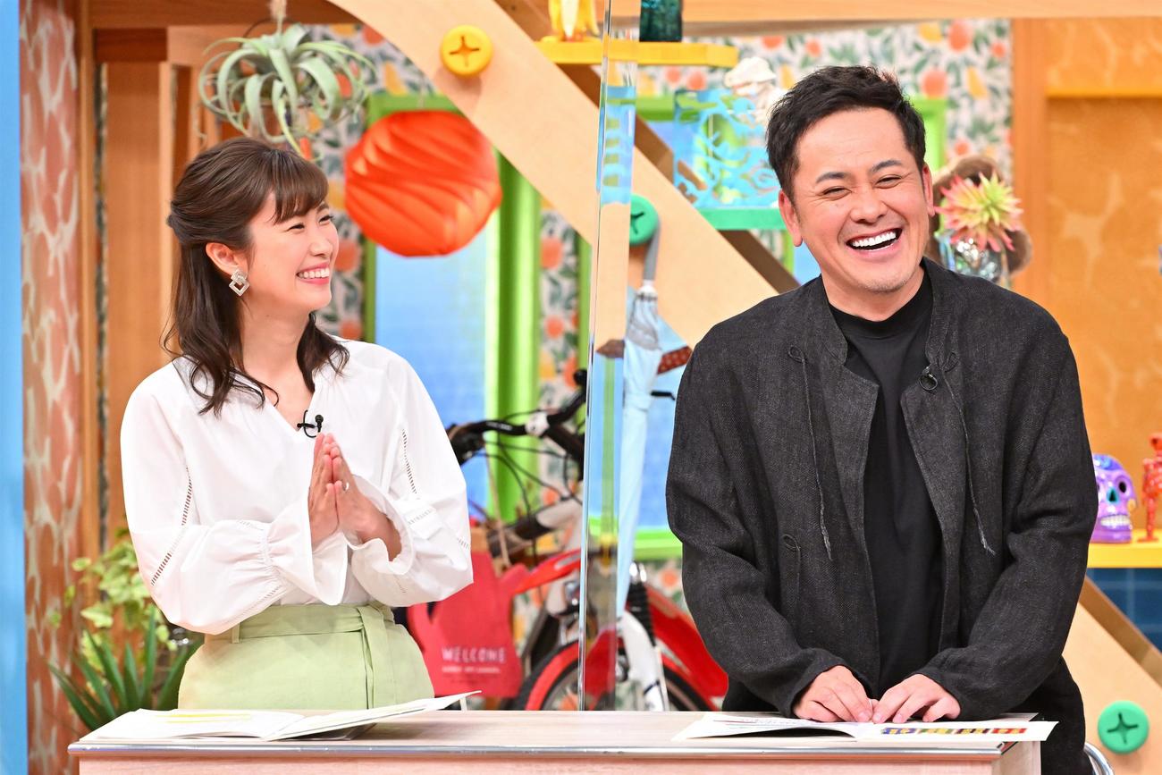 収録中笑顔を見せる（左）玉巻映美、有田哲平（C）MBSテレビ