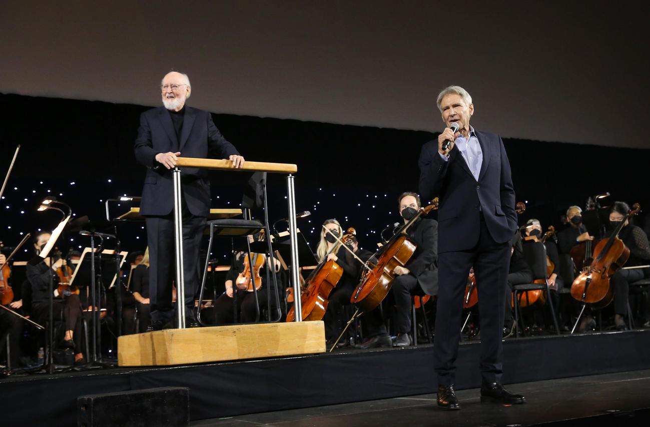 スター・ウォーズセレブレーションに登場し「インディ・ジョーンズ」の最新作でもジョン・ウィリアムズ（左）が音楽の担当として続投すると発表したハリソン・フォード