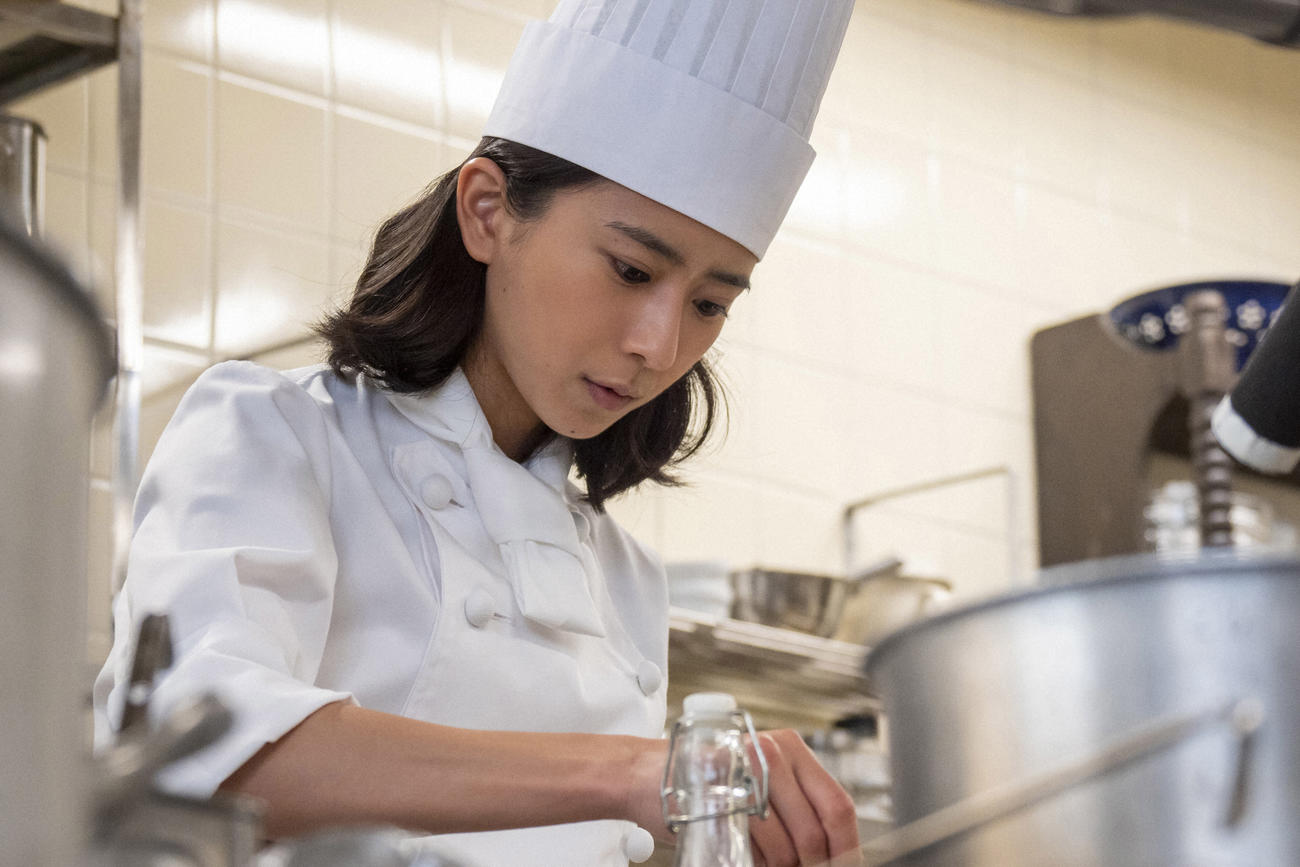 朝ドラ「ちむどんどん」より。比嘉暢子（黒島結菜）はレストラン「アッラ・フォンターナ」の料理人として、ある程度仕事ができるようなった（C）NHK