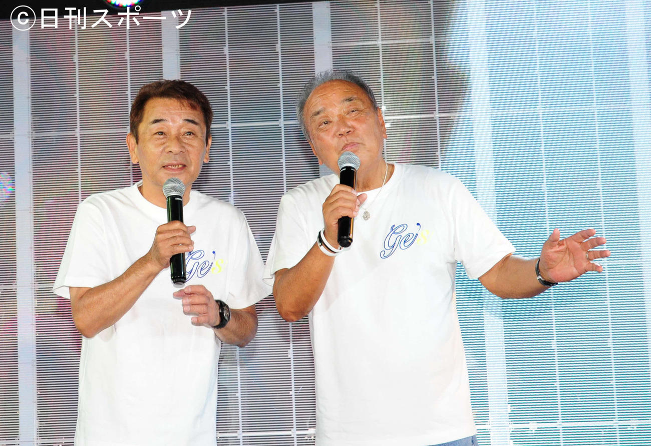 新曲「じんせいいちどだろ」の発表会を行った田中収（左）と美樹克彦