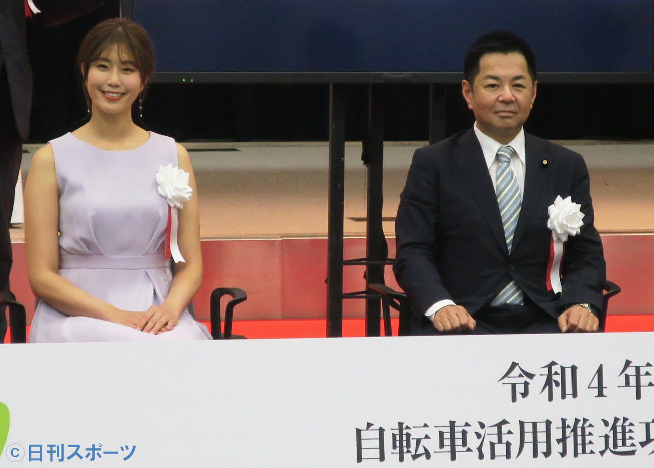 「自転車活用推進功績者表彰」で。左から、稲村亜美、渡辺猛之国土交通副大臣