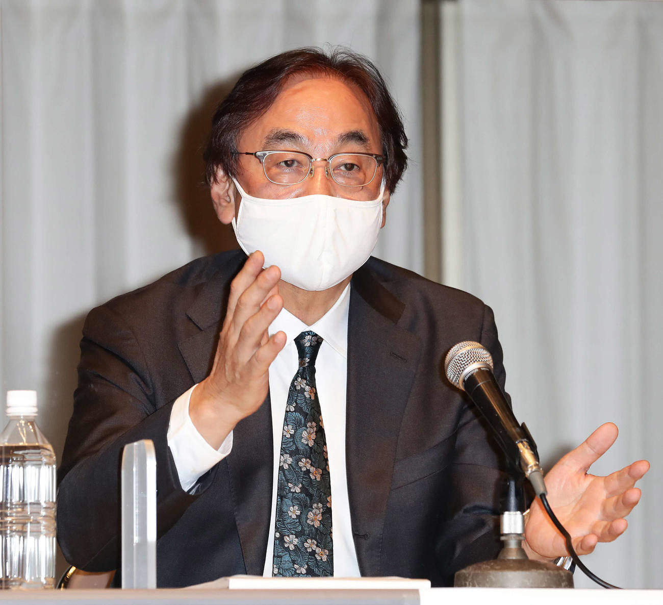 記者の質問に答えるフジテレビの金光修社長（2021年4月8日撮影）