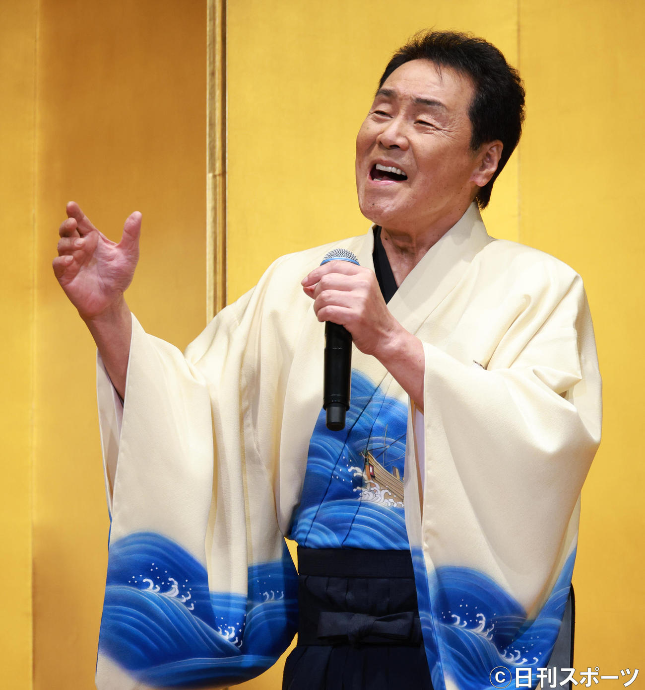 新曲「北前船」を披露する五木ひろし（撮影・中島郁夫）