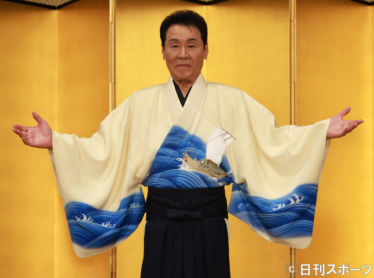 衣装を披露する五木ひろし（撮影・中島郁夫）