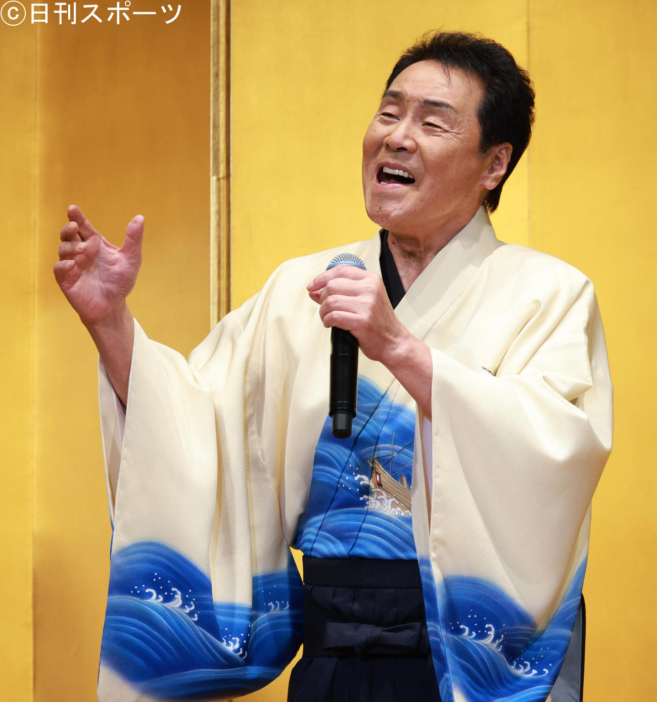 新曲「北前船」を披露する五木ひろし（撮影・中島郁夫）