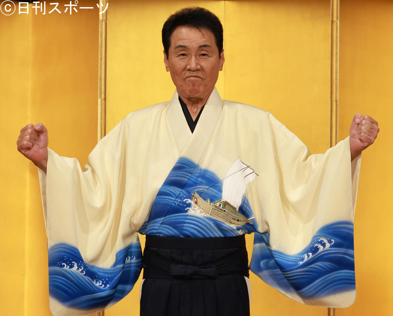 衣装を披露する五木ひろし（撮影・中島郁夫）