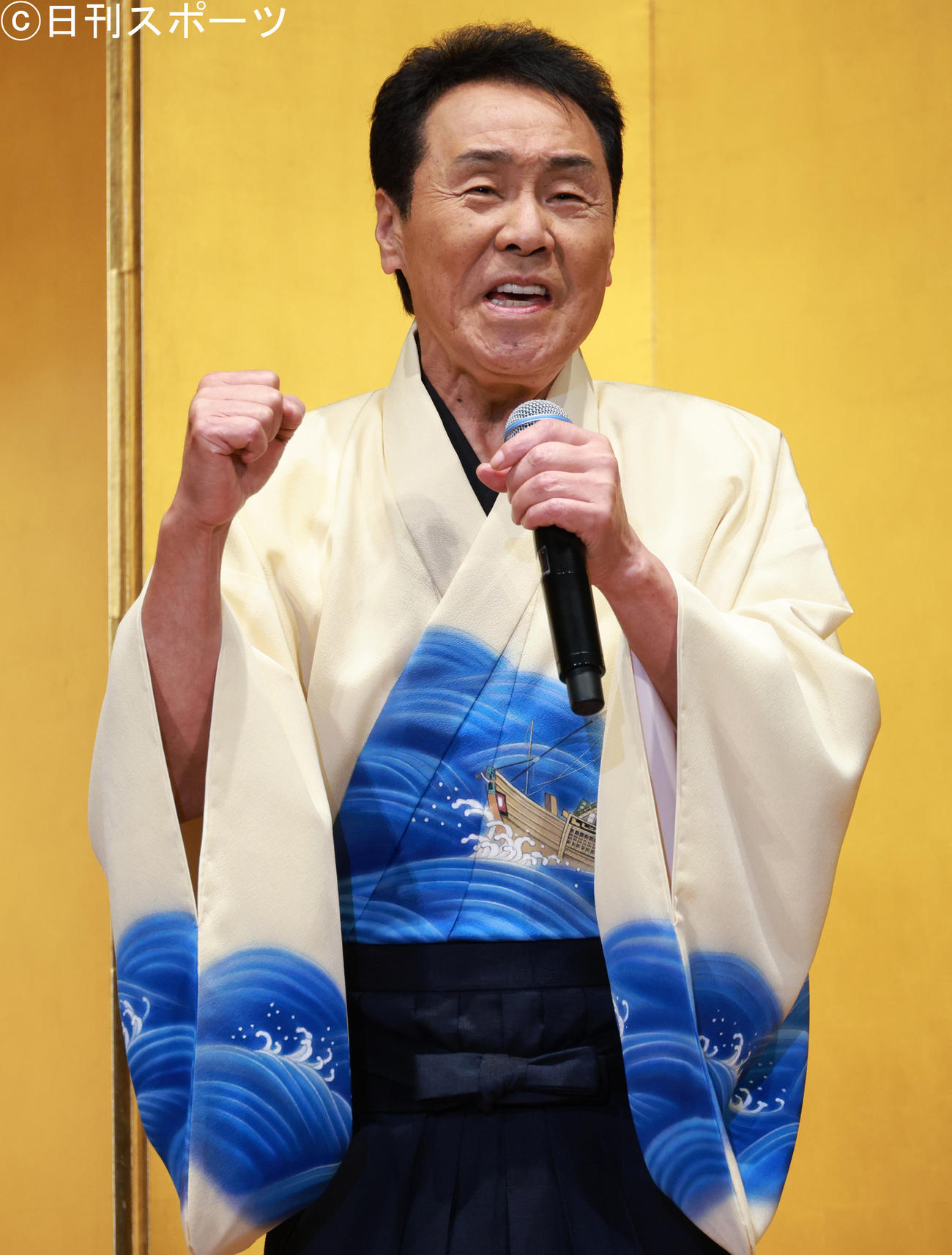 新曲「北前船」を披露する五木ひろし（撮影・中島郁夫）