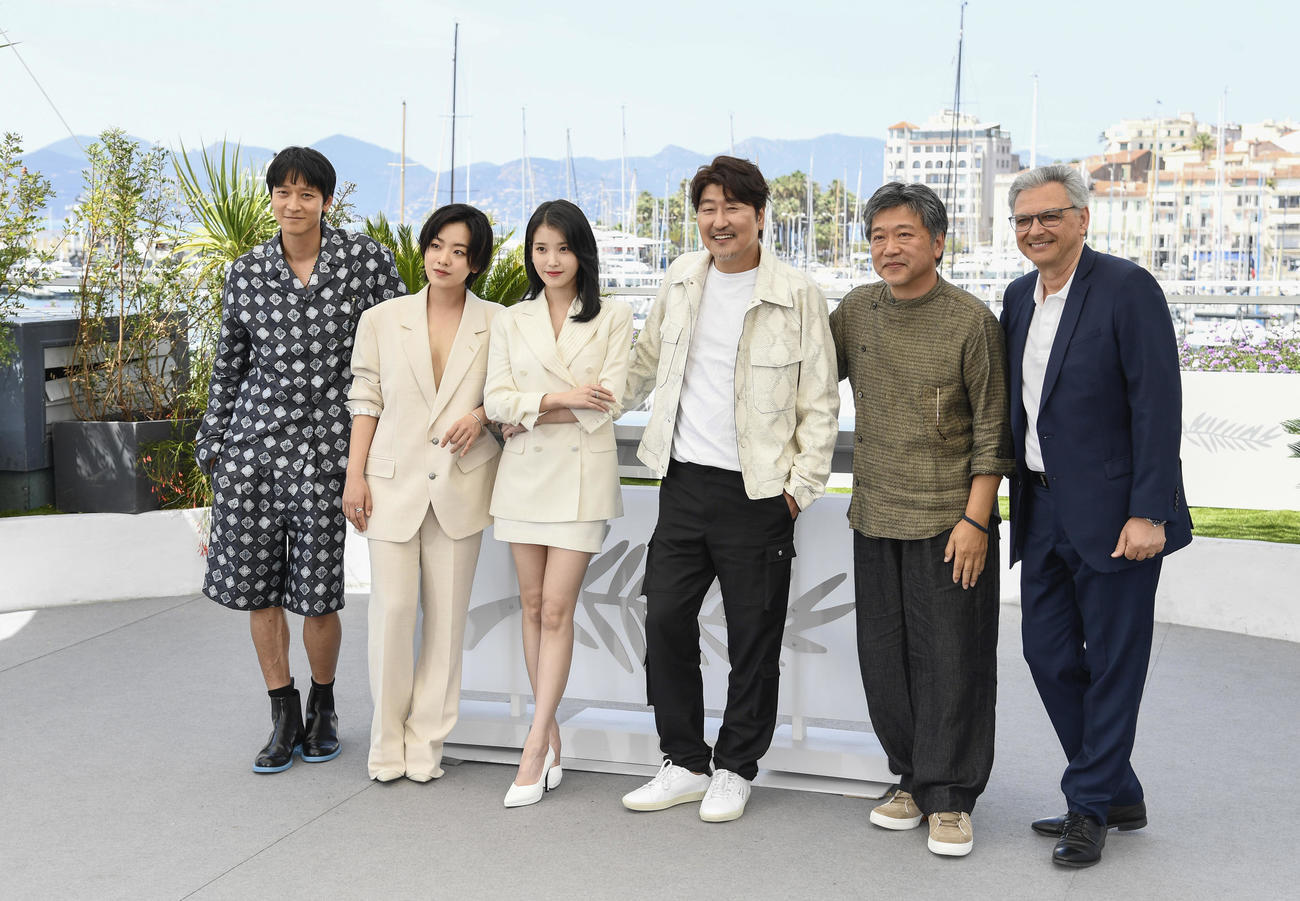 「ベイビー・ブローカー」フォトコールに参加した、左からカン・ドンウォン、イ・ジュヨン、イ・ジウン、ソン・ガンホ、是枝裕和監督