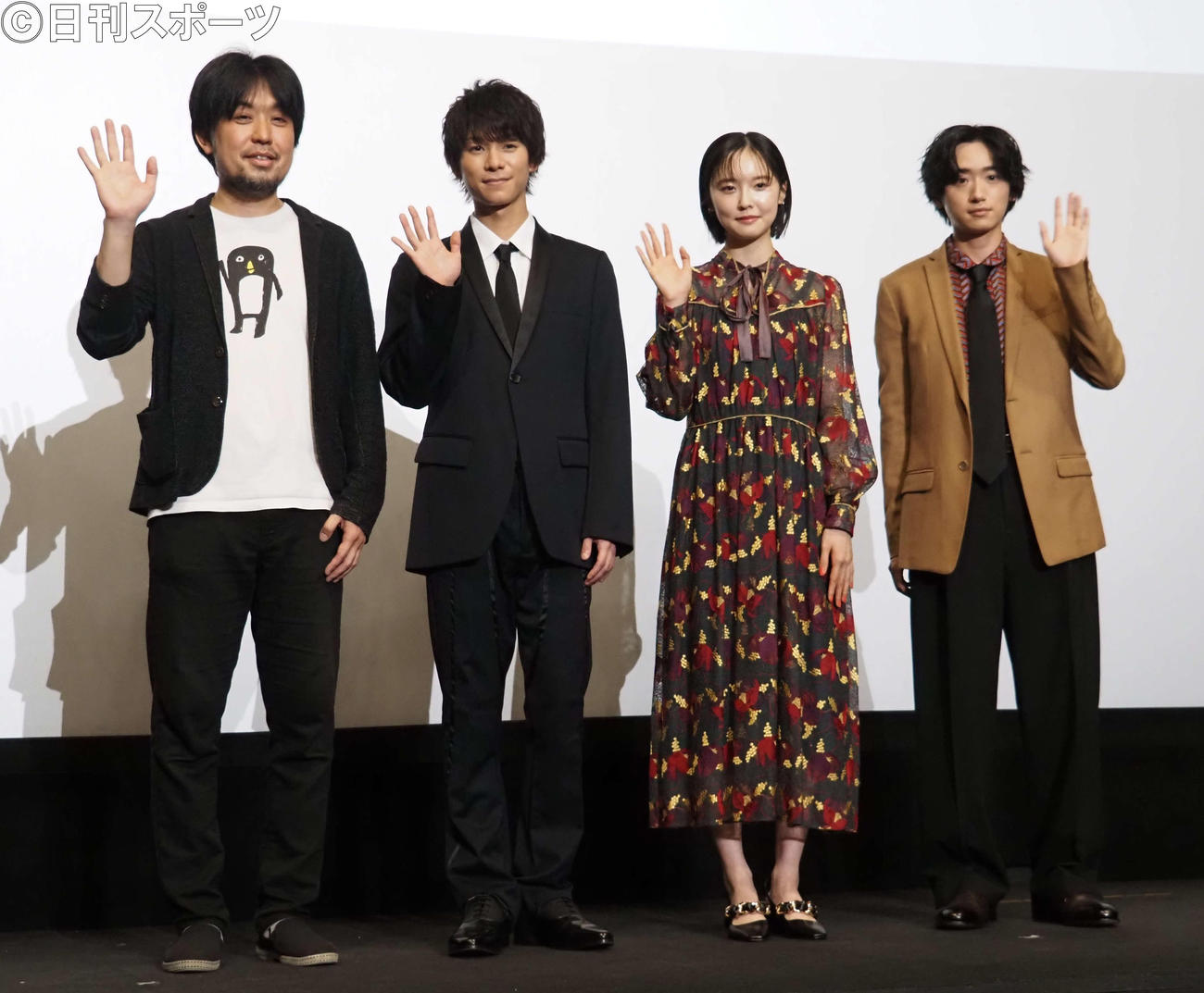 映画「君たちはまだ長いトンネルの中」完成披露舞台あいさつに出席した、左からなるせゆうせい監督、北川尚弥、加藤小夏、定本楓馬（撮影・遠藤尚子）