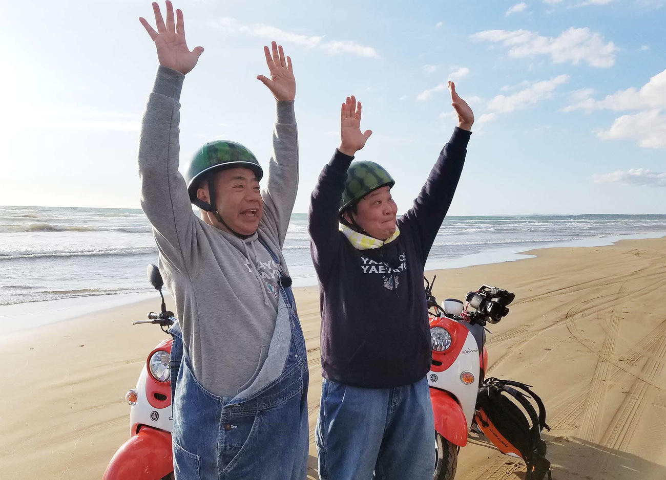 ダチョウ倶楽部の上島竜兵さん追悼スペシャルとして5月28日に放送するバラエティー番組「出川哲朗の充電させてもらえませんか？」の特別編「竜兵さんイッパイの“笑い”をありがとう！なのでドドーンと追憶走！絶景の“能登半島”縦断　155キロ！海の幸満載の旅で“天才芸”が大炸裂でヤバいよヤバいよSP」の場面カット（C)テレビ東京