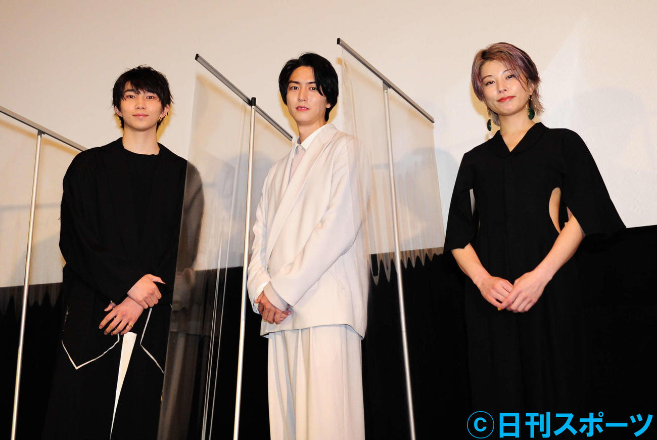映画「恋い焦れ歌え」の公開初日舞台あいさつを行った、左から遠藤健慎、稲葉友、さとうほなみ