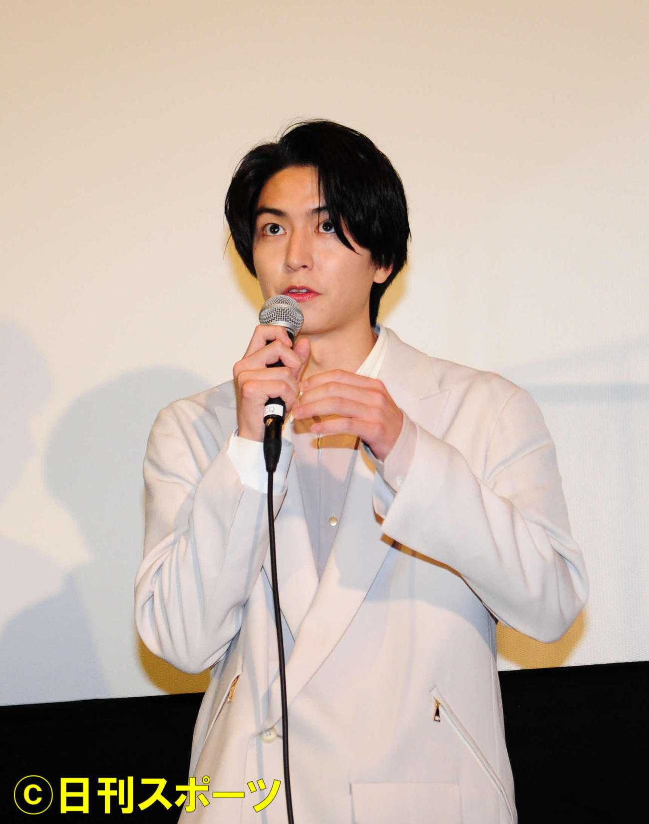 映画「恋い焦れ歌え」の公開初日舞台あいさつを行った稲葉友