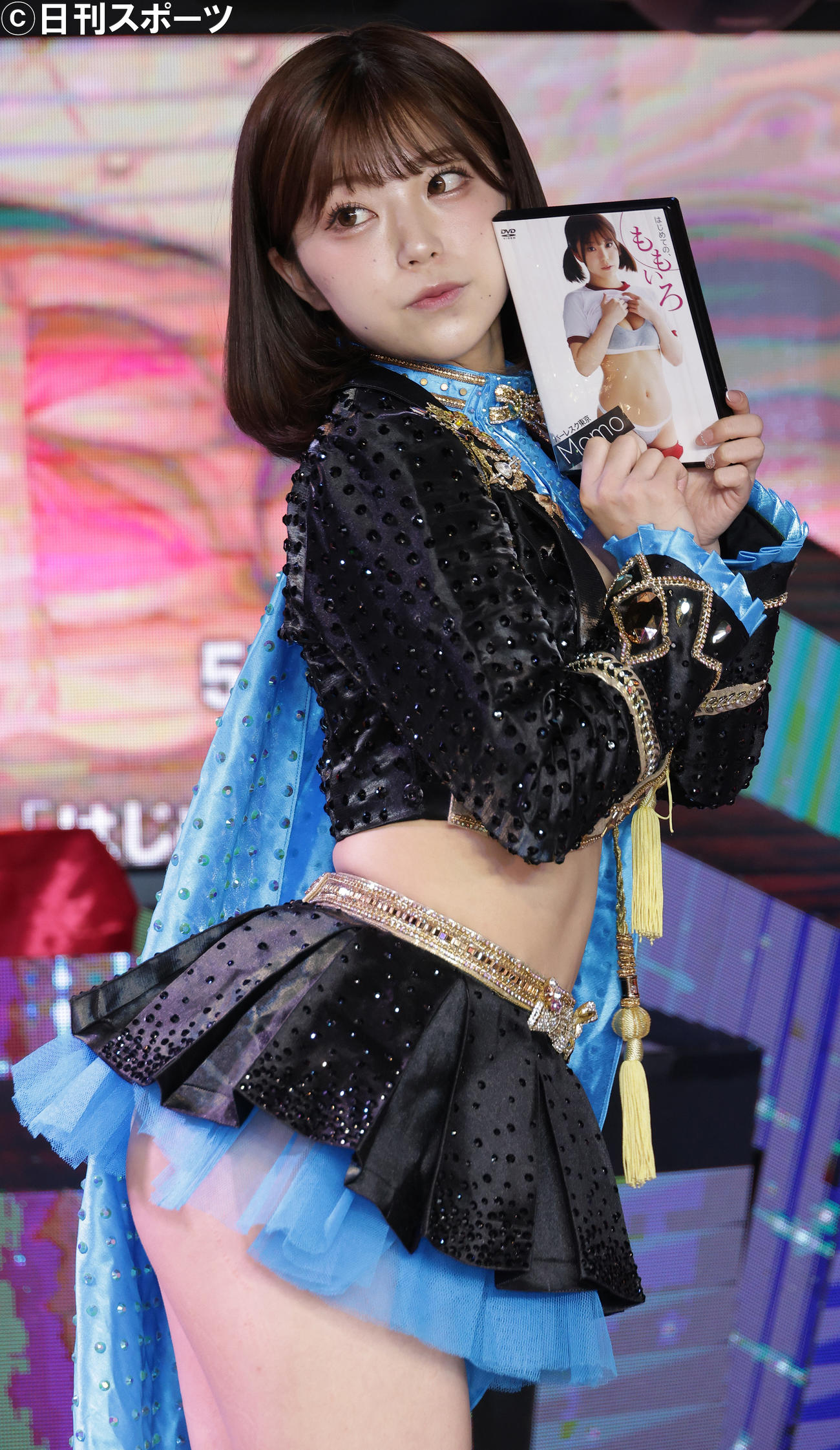 1stDVDを手に「六本木・結界解除祭り！！」を開催したバーレスク東京のもも（撮影・中島郁夫）